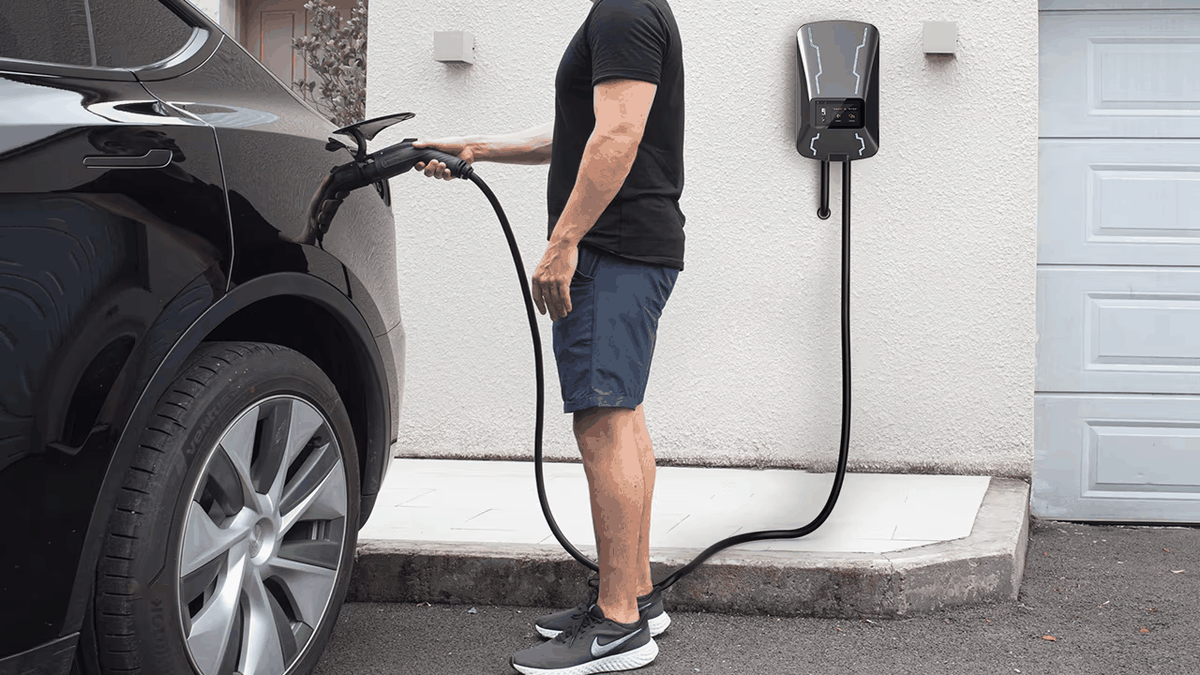 OEM Custom 32A Single Phase 7KW Intelligent Voice-Controlled Charging Station Wallbox Electric Vehicle Ev IP55 Safe Charger