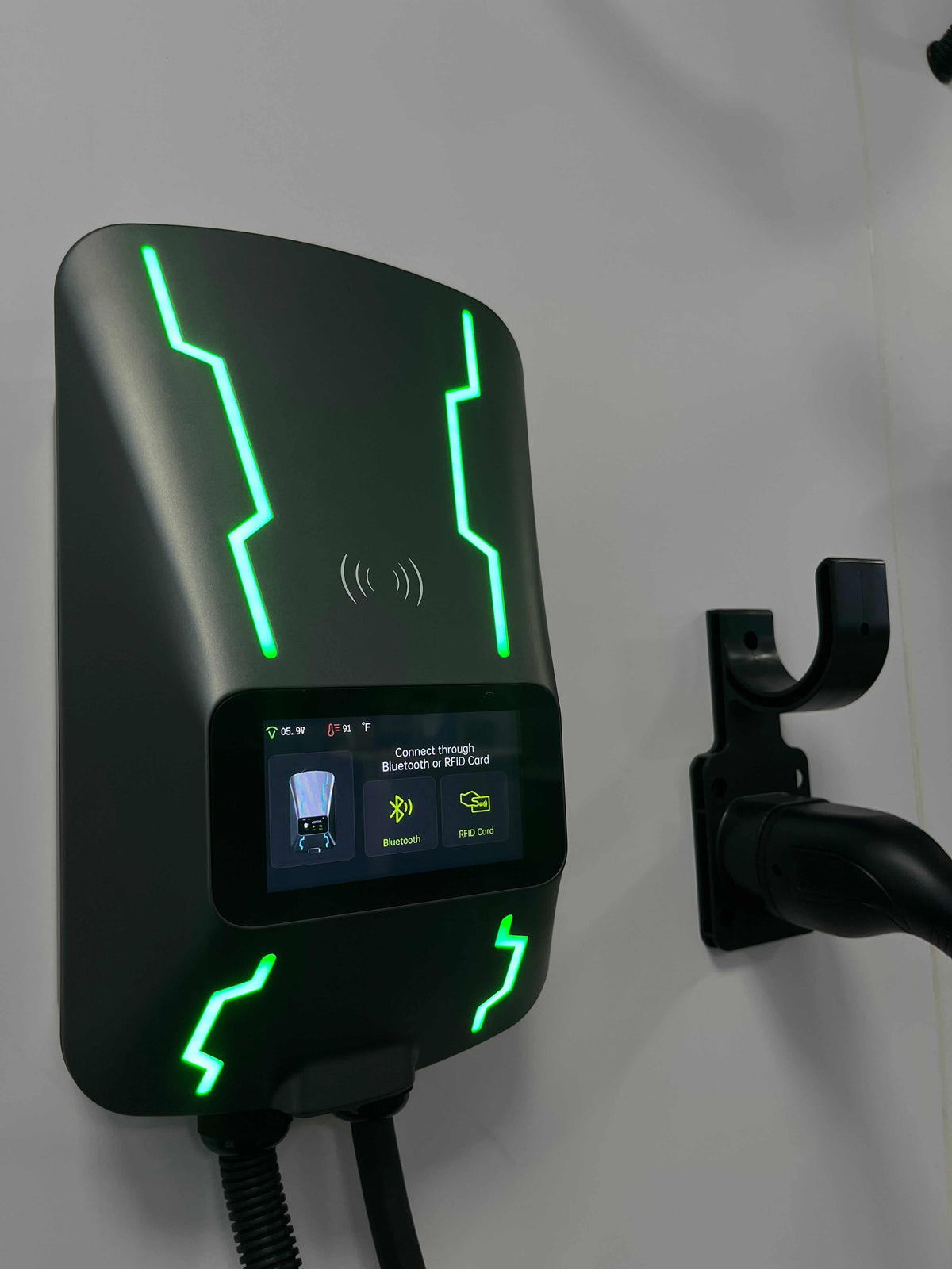 OEM Custom 32A Single Phase 7KW Intelligent Voice-Controlled Charging Station Wallbox Electric Vehicle Ev IP55 Safe Charger